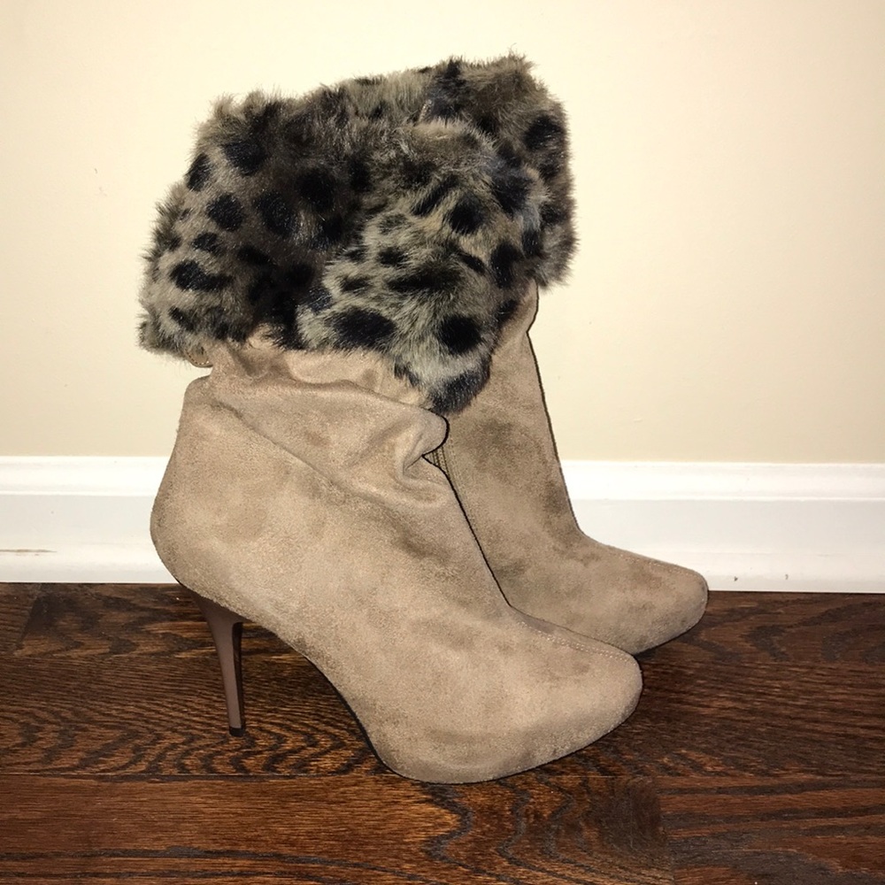 Brand new Nina with sticker suede and fur boots